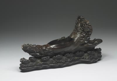 图片[3]-Carved rhinoceros horn cup in the shape of a raft carrying figures, Qing dynasty (1644-1911)-China Archive